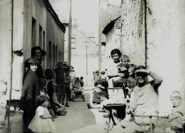Tenement dwellers, Featherbed Lane, Cork