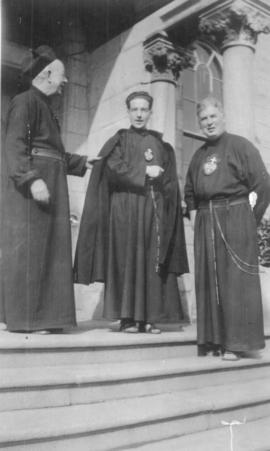 Group on steps of hall-door- Mount Argus.
